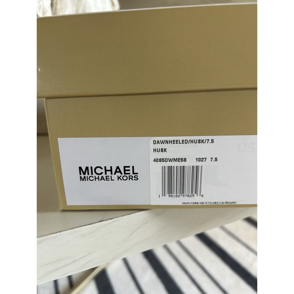 NEW IN BOX Michael Michael Kors "Dawn" Suede Ankle Boot In Husk Beige Size 7.5 - Picture 6 of 7